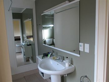 Shortland Court 4*